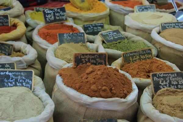 Herbes et épices dans un marché français — Photo