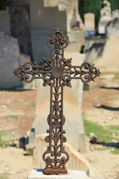 Grafsteen met grensoverschrijdende sieraad op een Franse begraafplaats — Stockfoto