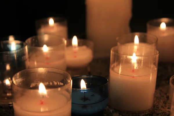 Velas votivas em uma igreja — Fotografia de Stock