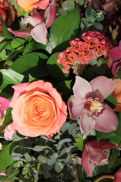 Orquídeas e rosas em buquê de noiva — Fotografia de Stock