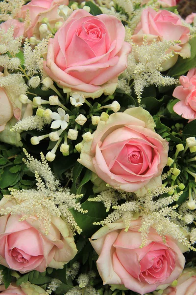 Розовые розы и стефаноз в свадебном букете — стоковое фото