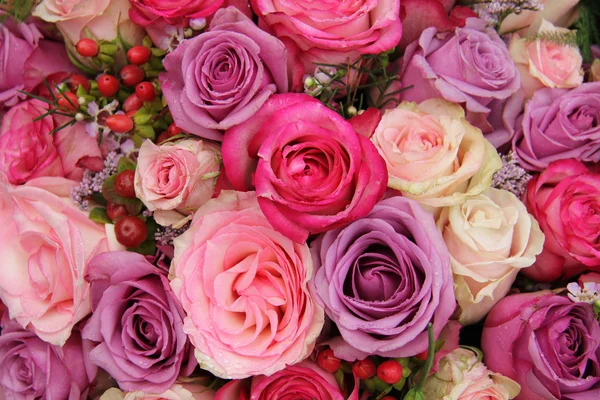 Fialové a růžové růže Svatba uspořádání — Stock fotografie
