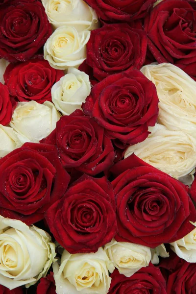 Peça central de casamento em vermelho e branco — Fotografia de Stock