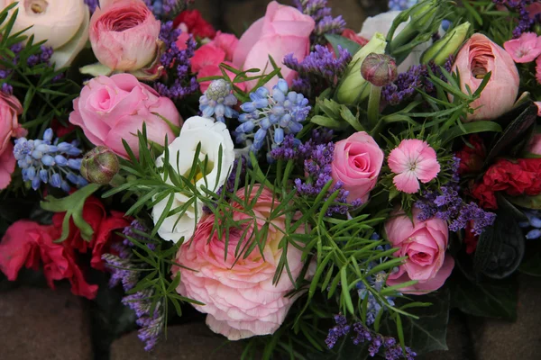 Arreglo mixto de flores rosa —  Fotos de Stock