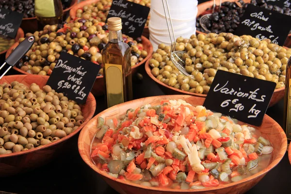 Des olives dans un marché français — Photo