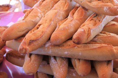 Yerel bir pazarda taze baget