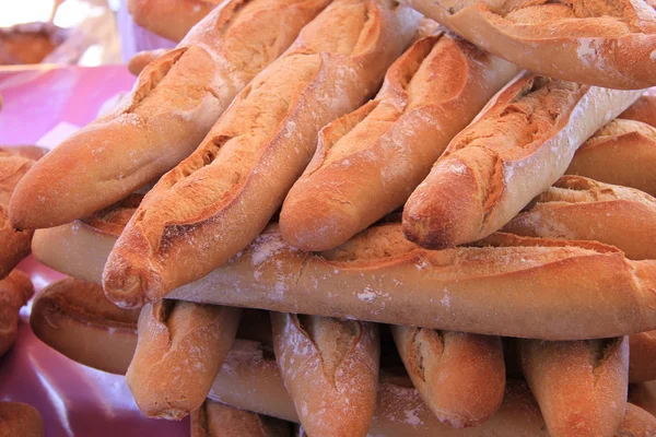 Baguettes frescos en un mercado local — Foto de Stock