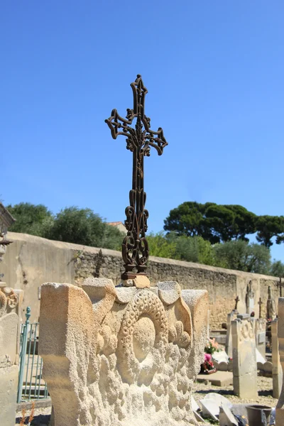 Tombstone with cross ornament at a French cemetery — Stock Photo, Image