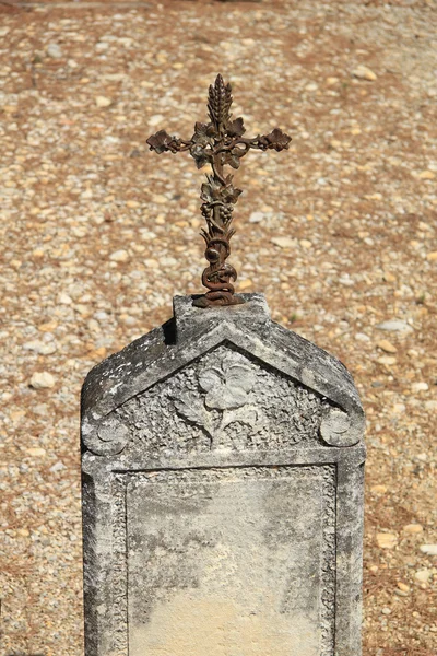 Décoration croisée dans un cimetière français — Photo