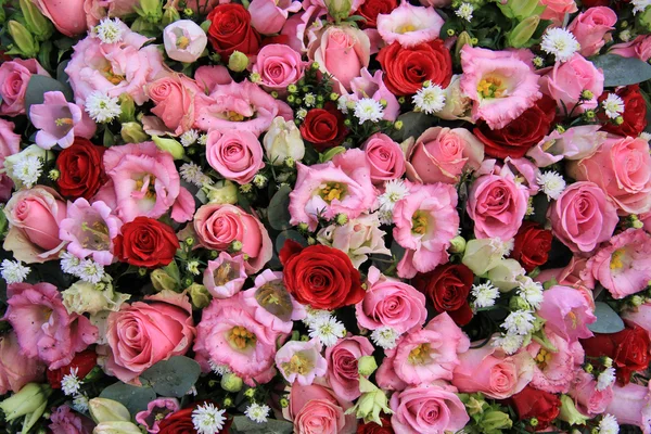 Rote, rosa und weiße Hochzeitsarrangements — Stockfoto