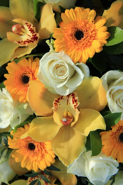 Orquídeas de Cymbidium, Gerberas e rosas — Fotografia de Stock