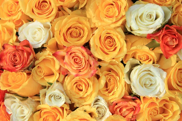 Yellow and white rose wedding arrangement — Stock Photo, Image