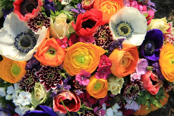 Bouquet de printemps aux couleurs vives — Photo