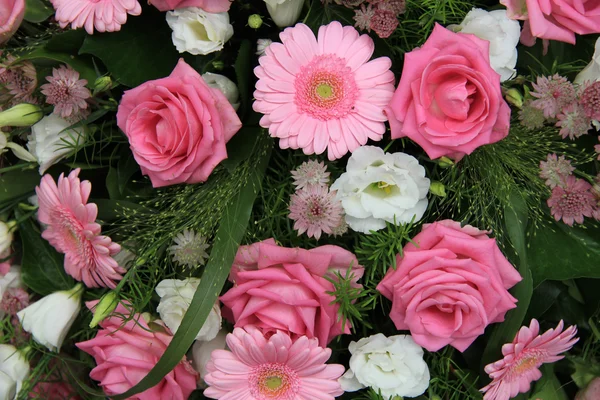 ガーベラやバラ、ブライダル ピンクの花 — ストック写真