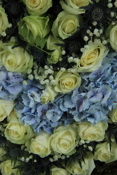 青と白の結婚式のアレンジメント — ストック写真