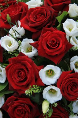 Beyaz ve kırmızı düğün düzenleme