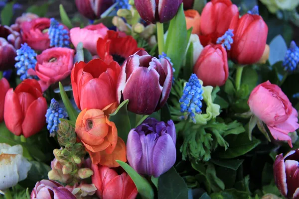 Buquê de primavera em cores brilhantes — Fotografia de Stock