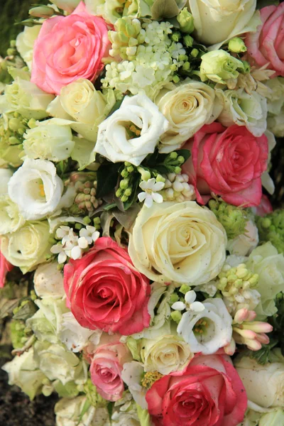 Pink and white bridal arrangement — Stock Photo, Image