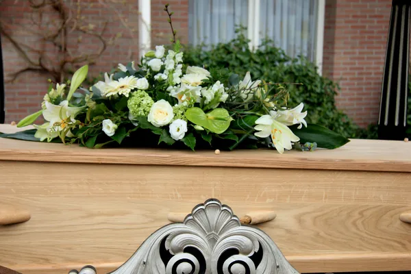 Funeral flowers on a casket — Stock Photo, Image