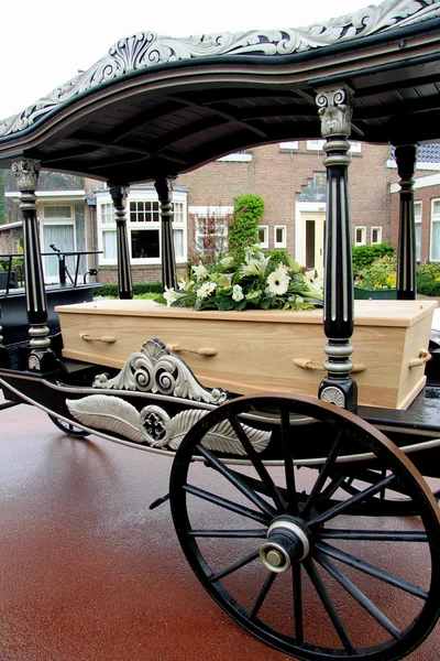 Caixão em uma carruagem funerária — Fotografia de Stock