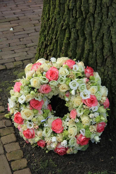 Sympathy wreath near tree — Stock Photo, Image