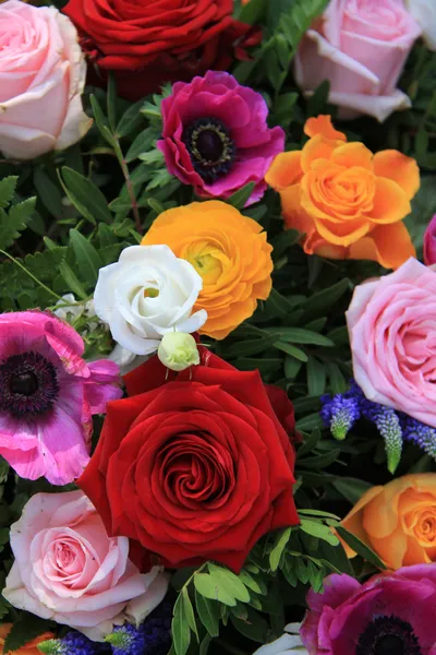 Zářivě barevné svatební květiny — Stock fotografie