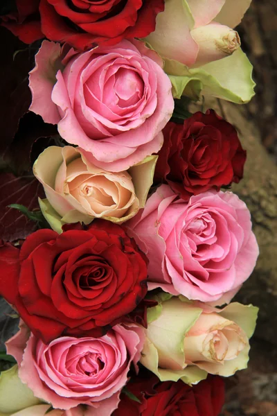 Flores do casamento em rosa e vermelho — Fotografia de Stock