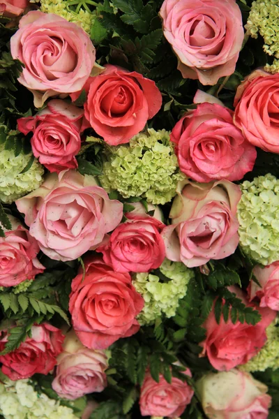 Bridal arrangement, pink roses and hydrangea — Stockfoto