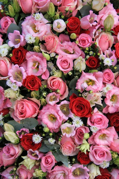 Arranjo de casamento vermelho, rosa e branco — Fotografia de Stock