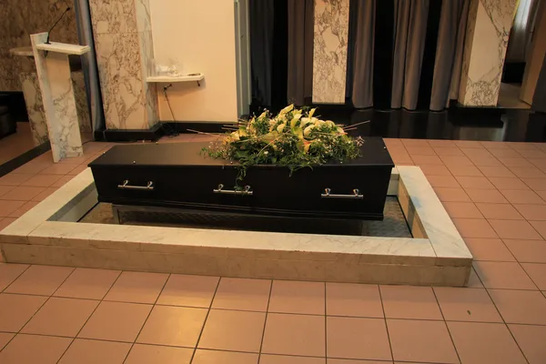 Caixão com flores funerárias — Fotografia de Stock