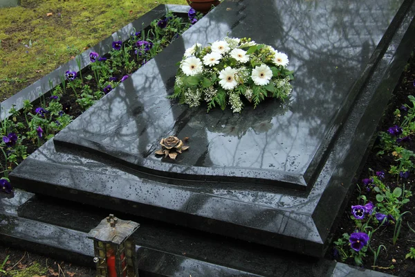 Flores funerárias em um túmulo — Fotografia de Stock