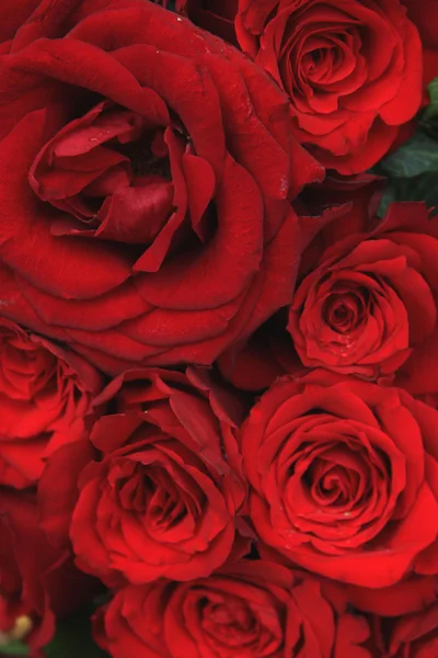 Rosas vermelhas em um buquê de noiva — Fotografia de Stock