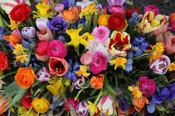 Buquê de flores de primavera colorido brilhante — Fotografia de Stock