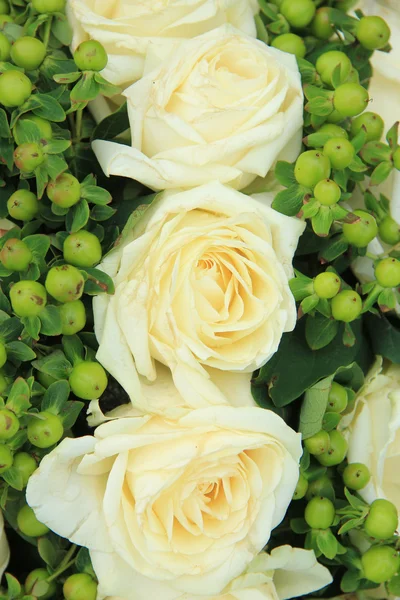Fleurs de mariage : roses et vert — Photo
