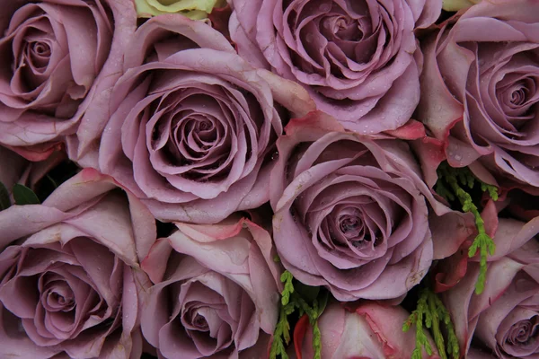 Roses violettes dans un arrangement de mariage — Photo