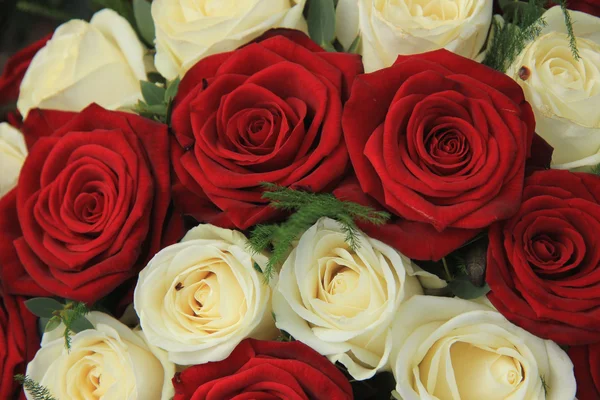 Rote und weiße Rosen im Hochzeitsarrangement — Stockfoto