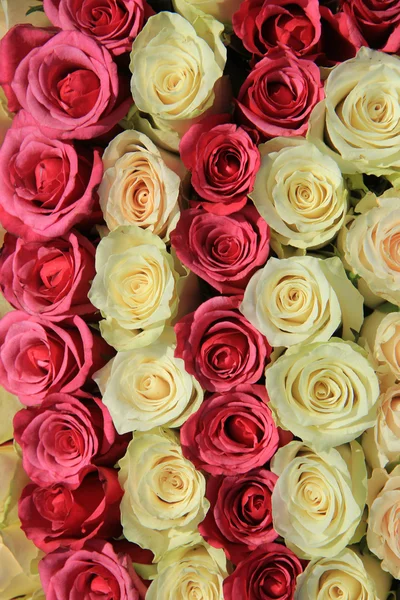 Rosas cor-de-rosa em diferentes tons em arranjo de casamento — Fotografia de Stock