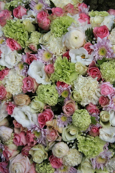 Růžové, zelené a bílé svatební uspořádání — Stock fotografie