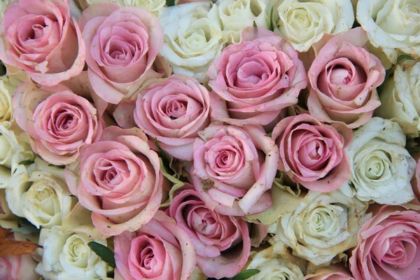 Rosa und weiße Rosen in einem Brautarrangement — Stockfoto