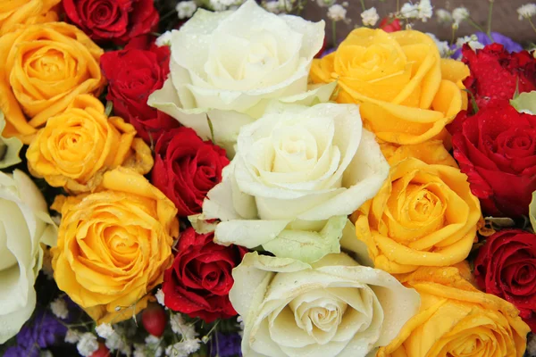 Gelbe, weiße und rote Rosen in einem Hochzeitsarrangement — Stockfoto