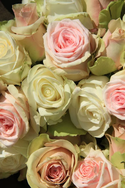 Rosas brancas e rosa em arranjo de casamento — Fotografia de Stock