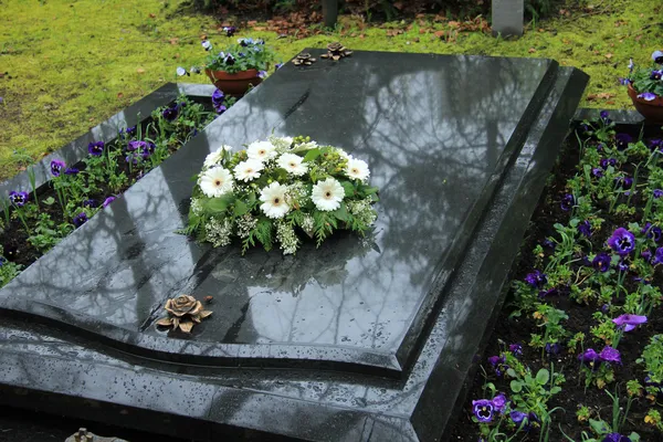 Flores funerarias en una tumba —  Fotos de Stock