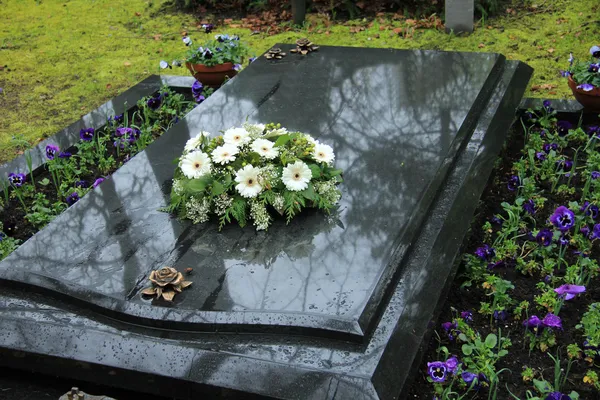 Beerdigungsblumen auf einem Grab lizenzfreie Stockbilder