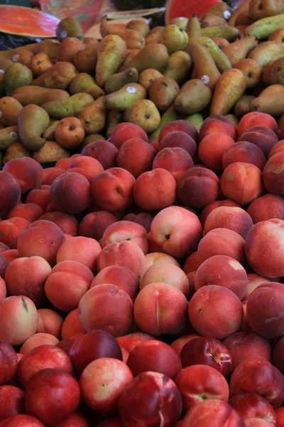 Obst auf einem französischen Markt — Stockfoto