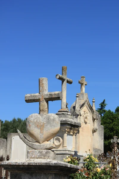 Enfeites de túmulo em um velho cemitério francês — Fotografia de Stock