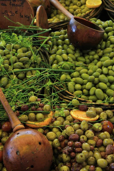 Azeitonas num mercado francês — Fotografia de Stock