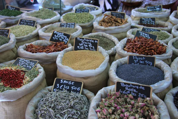 Hierbas y especias en un mercado francés — Foto de Stock