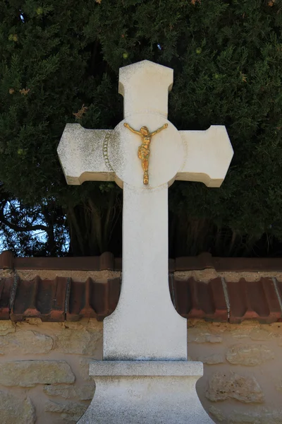 Grafsteen met grensoverschrijdende sieraad op een Franse begraafplaats — Stockfoto
