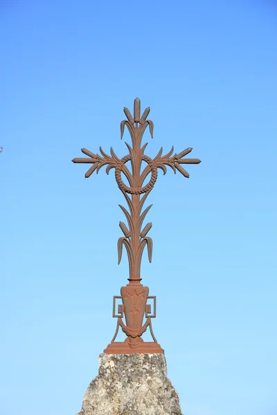 Oude cast iron cross ornament — Stockfoto