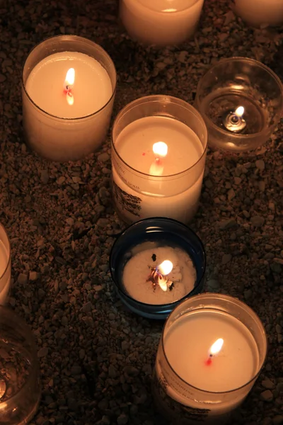 Bougies votives dans une église — Photo